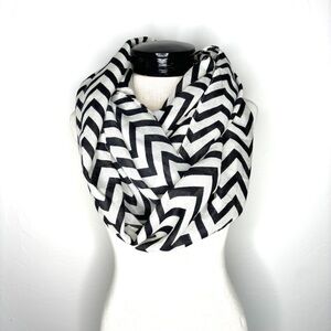 Chic Chevron Infinity Scarf - Black and White NWOT New accessory classic